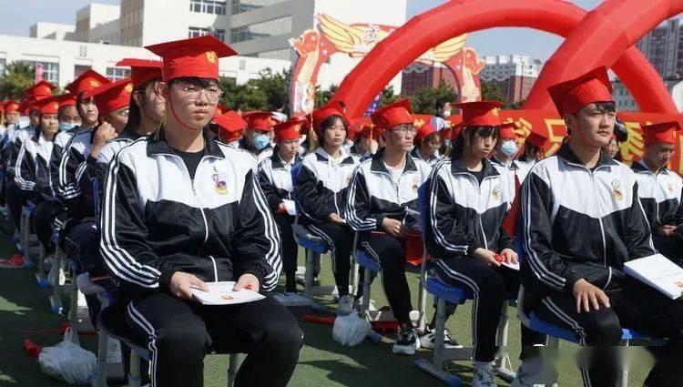 中式2024龙年金龙贺岁创意设计下载
